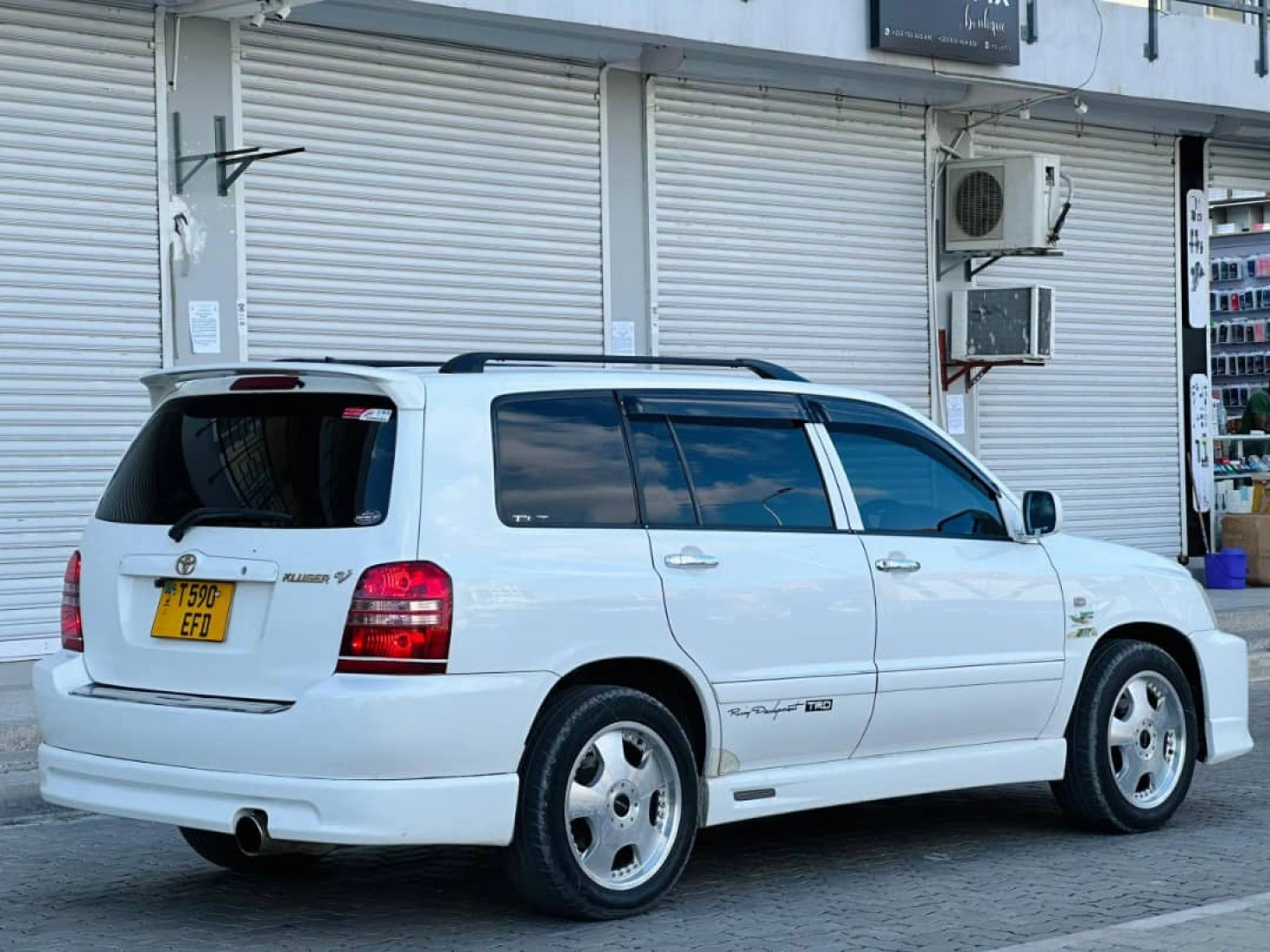 Toyota Kluger 2003 SUV with Tesla Screen thumbnail 8