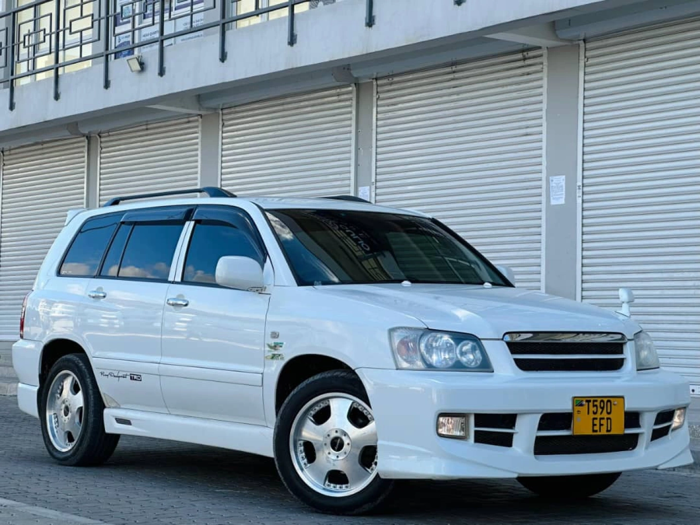 Toyota Kluger 2003 SUV with Tesla Screen thumbnail 9