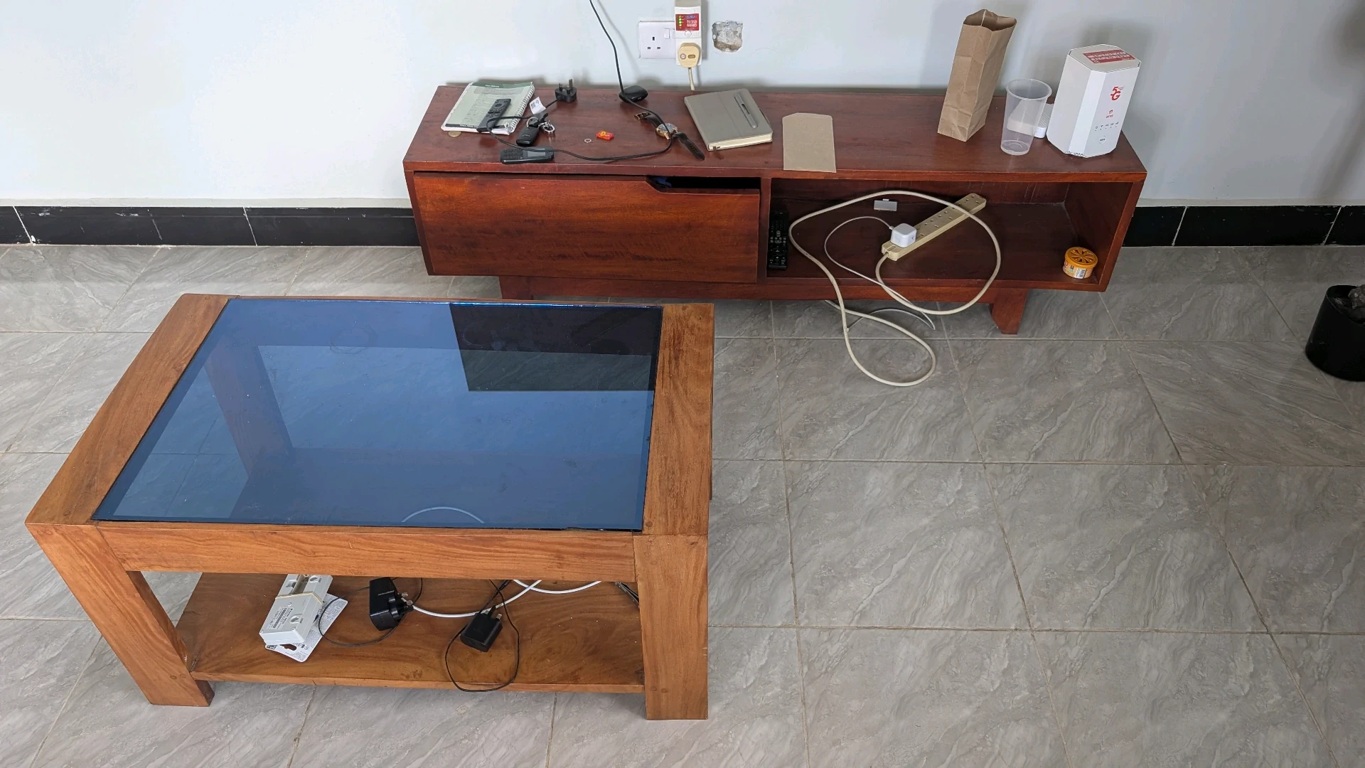 Mninga Wooden Coffee Table & TV Showcase Set