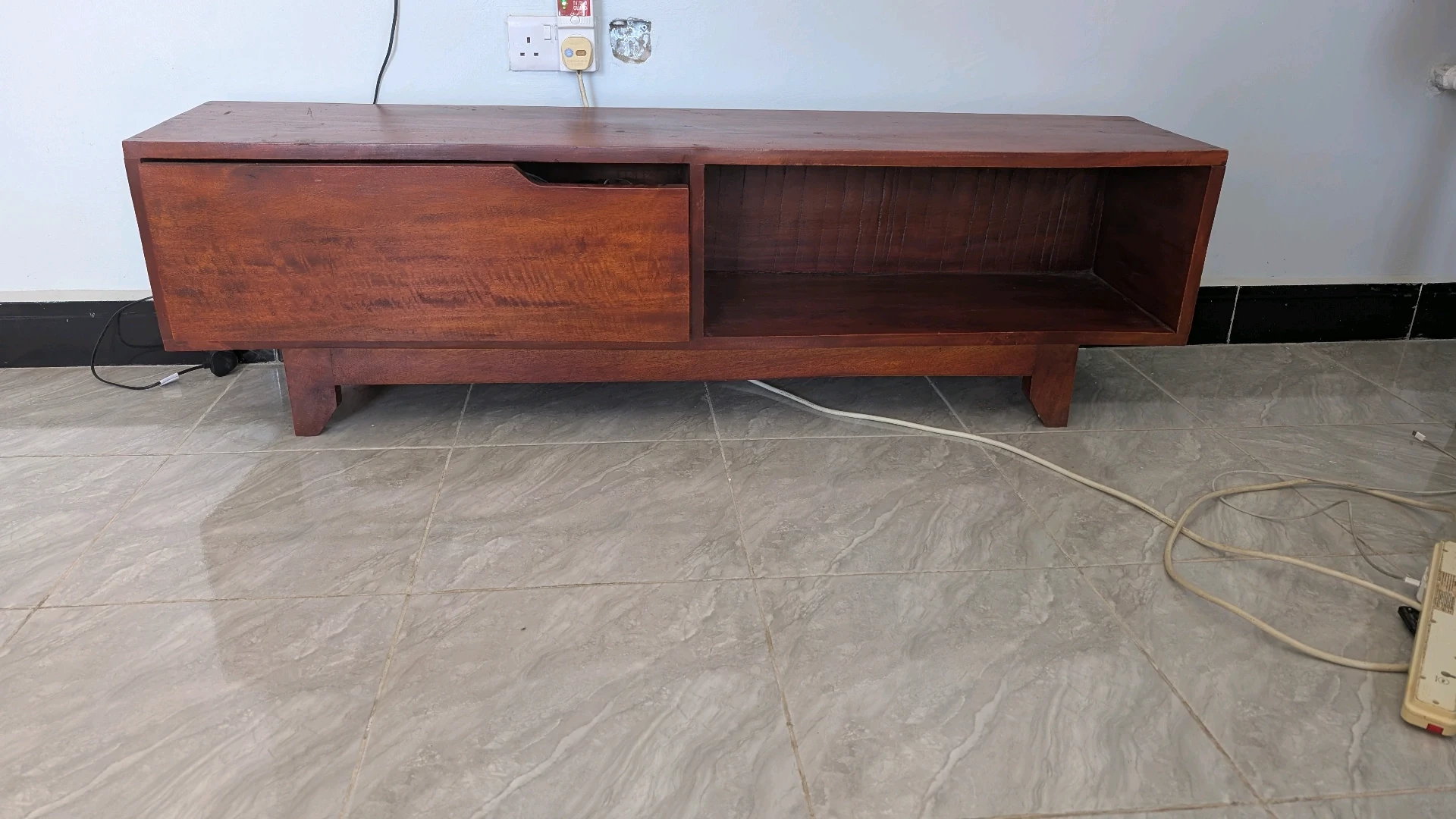 Mninga Wooden Coffee Table & TV Showcase Set thumbnail 2