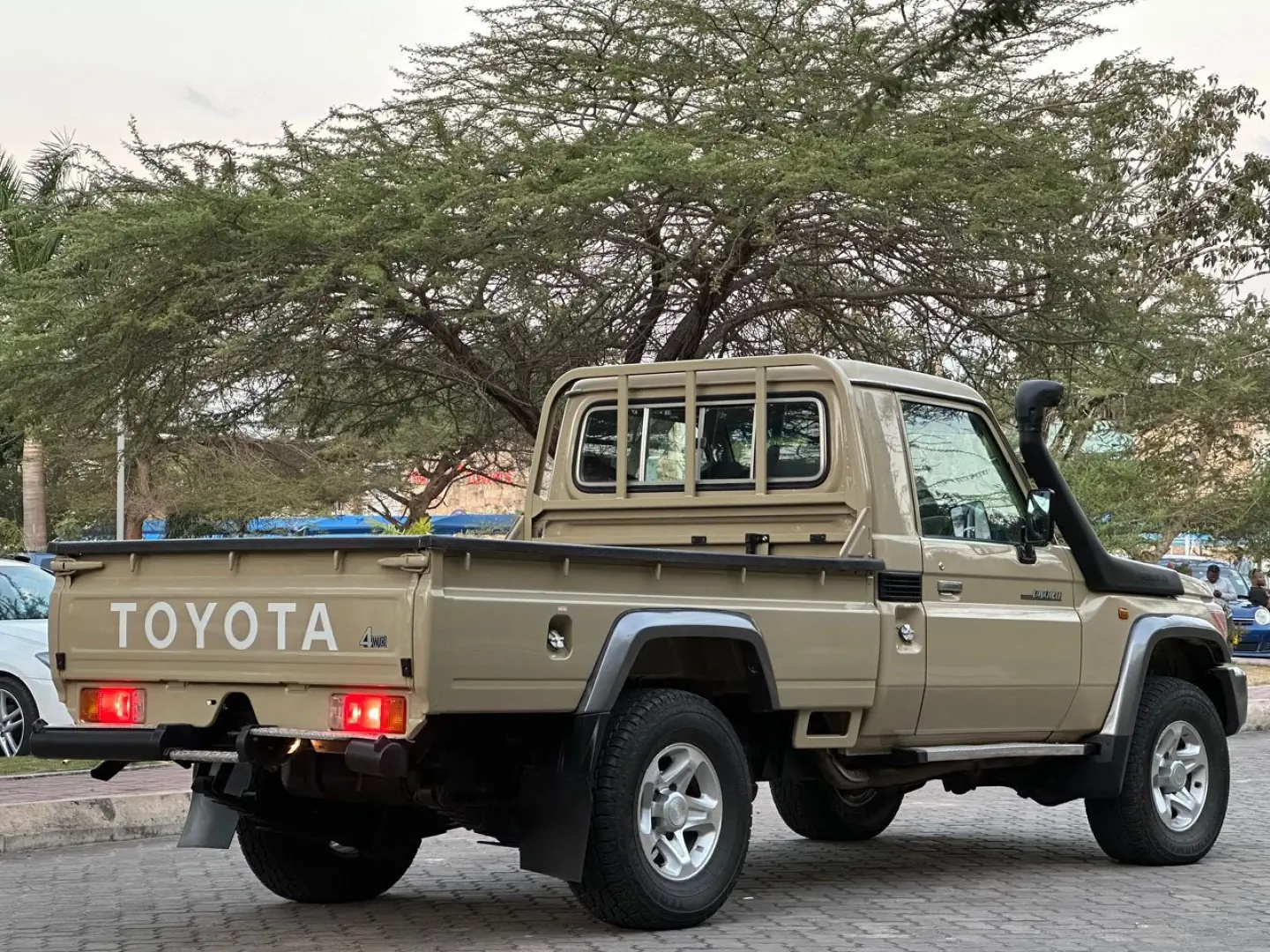 2017 Toyota Land Cruiser Hardtop Single Cabin thumbnail 2