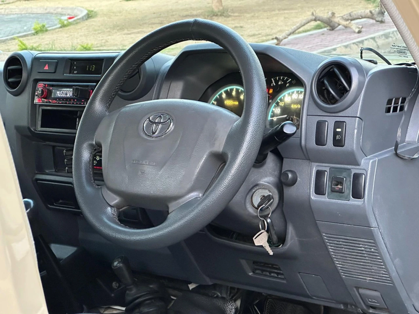 2017 Toyota Land Cruiser Hardtop Single Cabin thumbnail 6