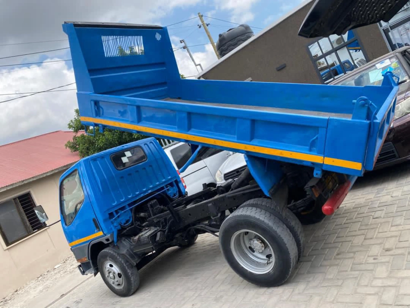 Mitsubishi Canter Tipper Truck DXW Diesel Manual thumbnail 2