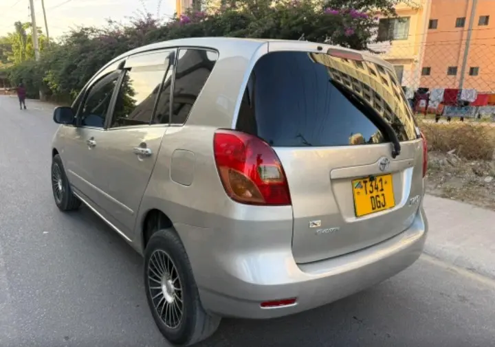 Toyota Ractis - Silver thumbnail 4