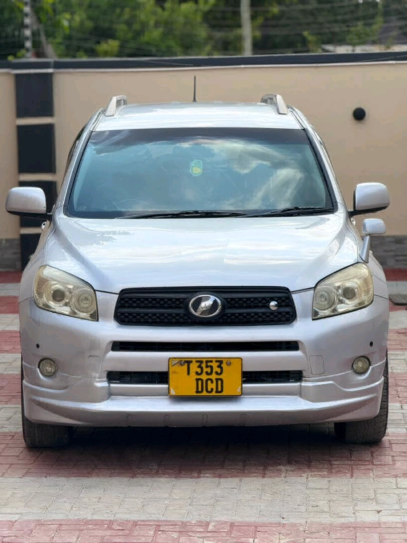 Silver Toyota RAV4 DCD Inauzwa
