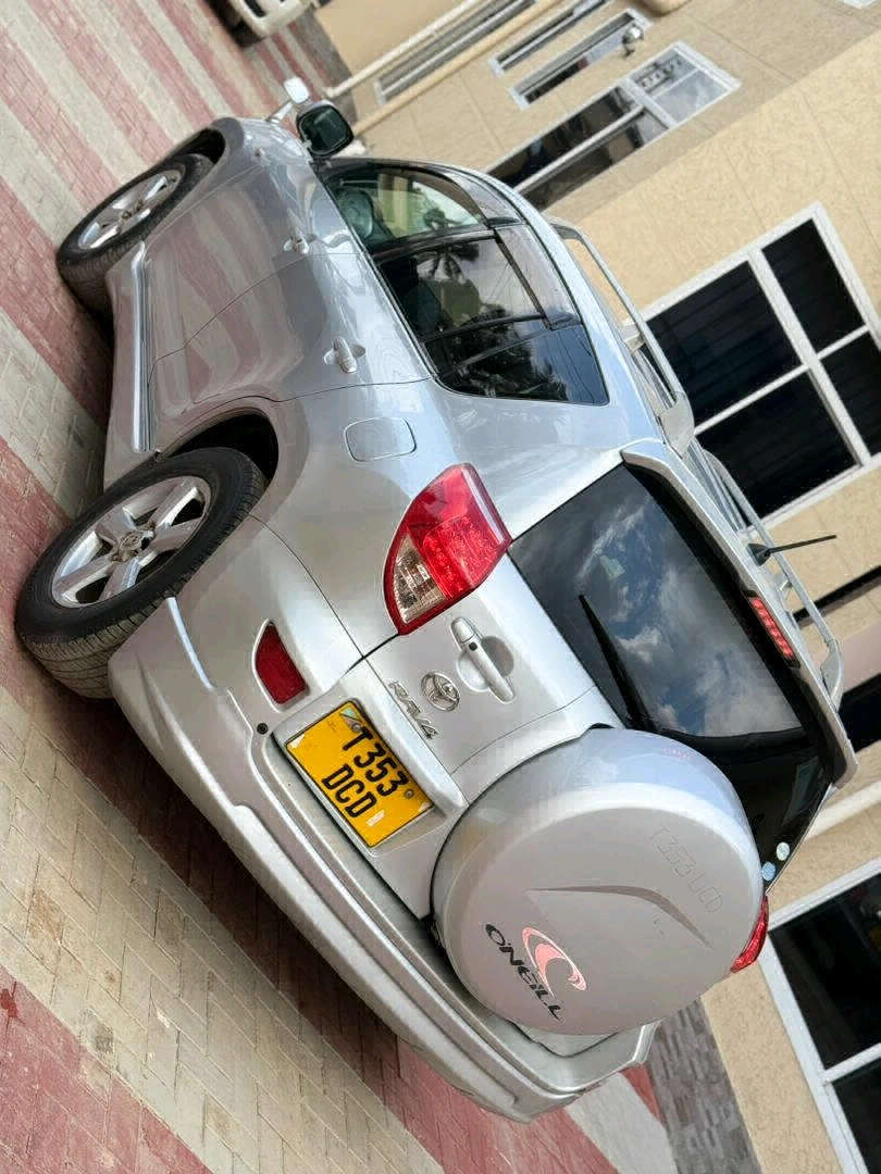 Silver Toyota RAV4 DCD Inauzwa thumbnail 2