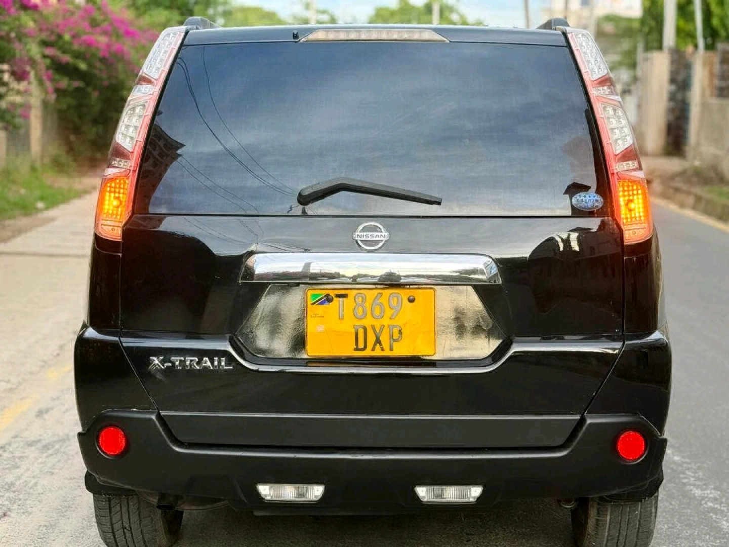 Nissan X-Trail 2010 Black SUV thumbnail 2