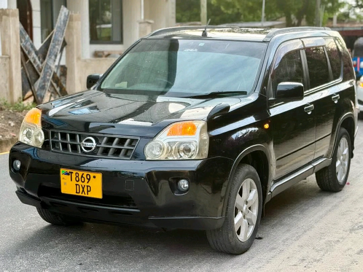 Nissan X-Trail 2010 Black SUV thumbnail 3