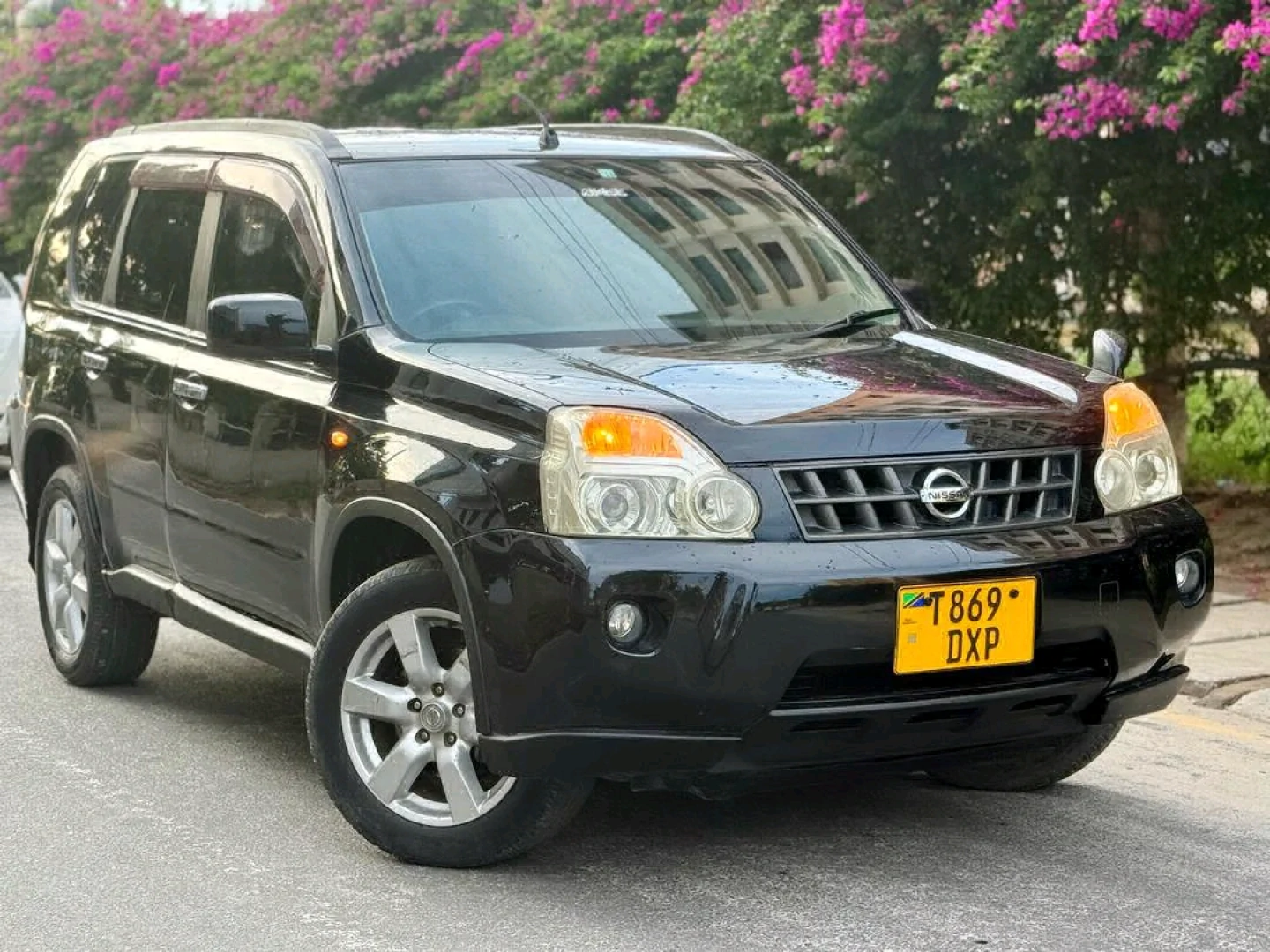Nissan X-Trail 2010 Black SUV thumbnail 4