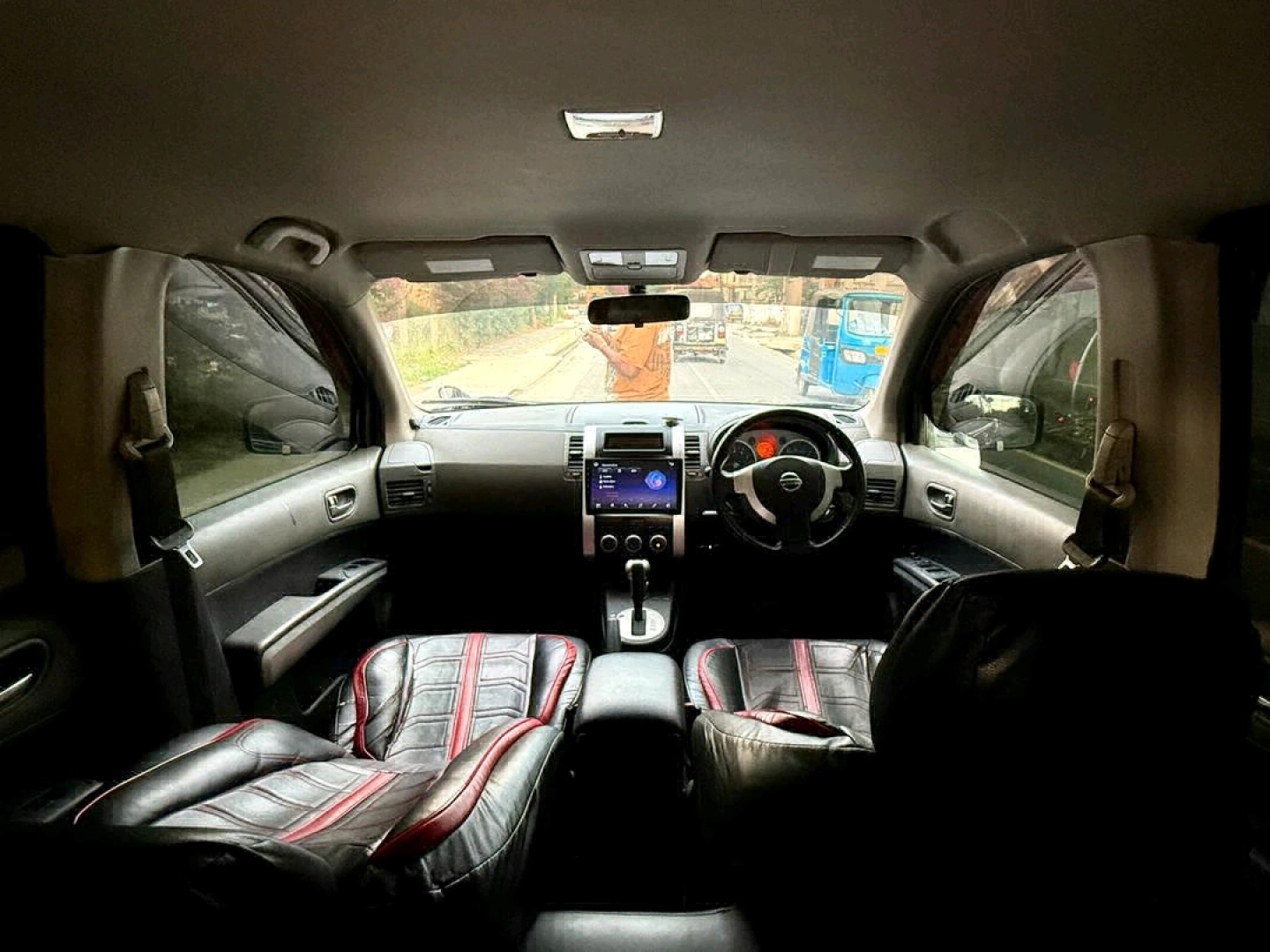 Nissan X-Trail 2010 Black SUV thumbnail 6