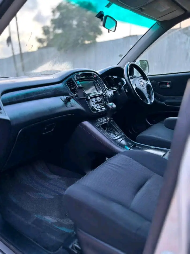 Toyota Kluger 2004 Silver, Clean Interior, Sports Rims thumbnail 5