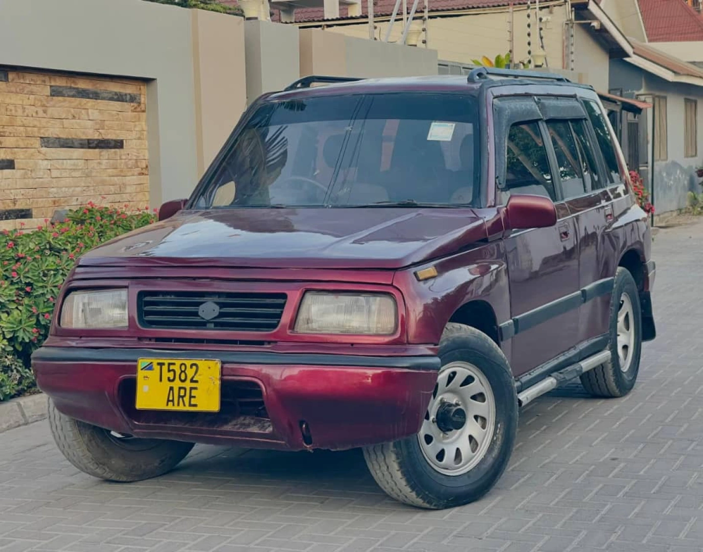 Maroon Suzuki Escudo SUV 1500cc thumbnail 2