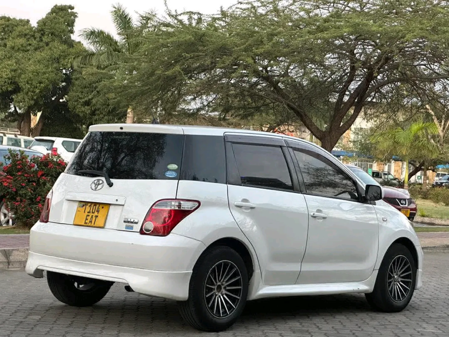 Toyota IST 2006 White Car for Sale (1290cc) thumbnail 2
