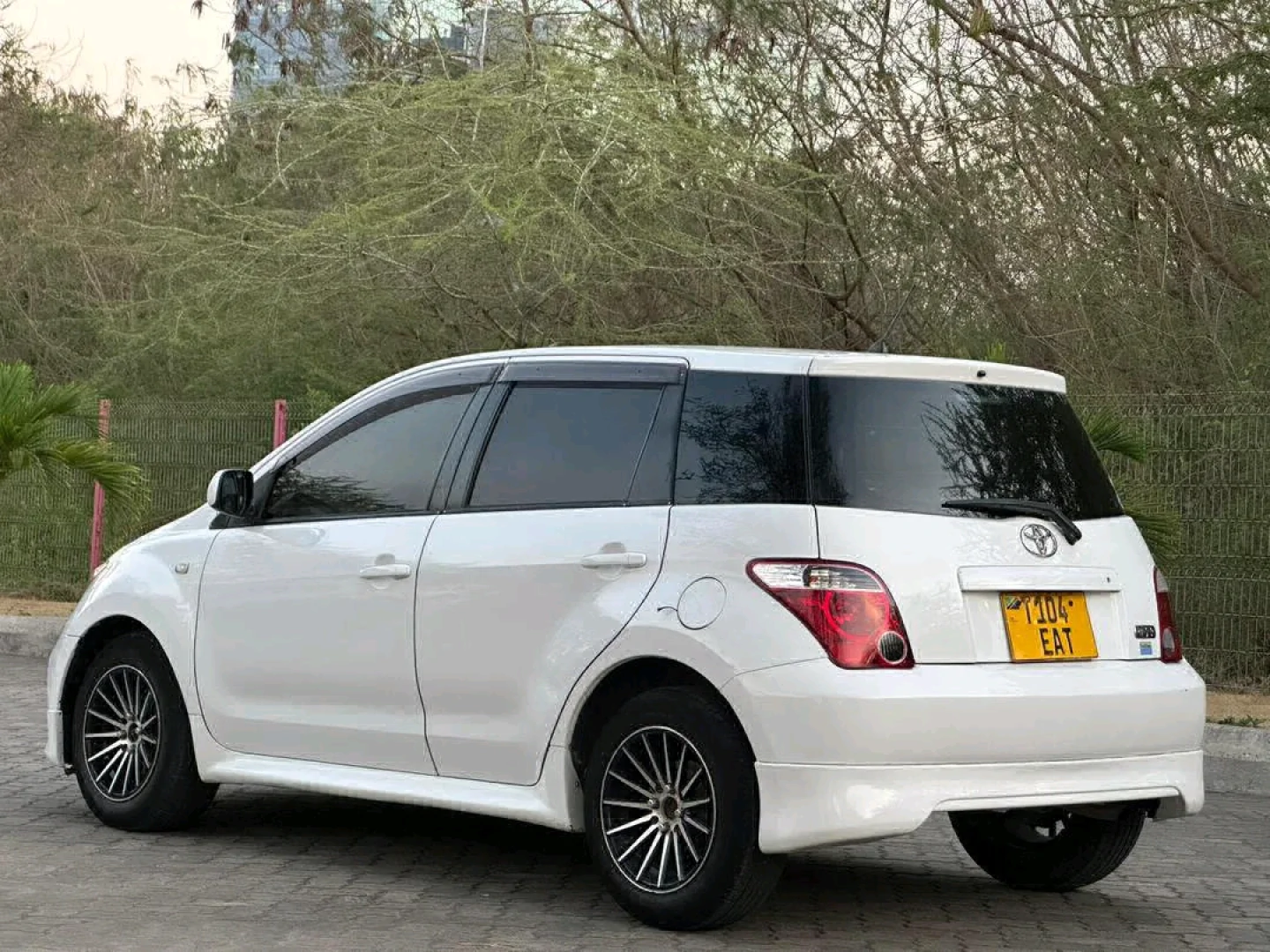 Toyota IST 2006 White Car for Sale (1290cc) thumbnail 3