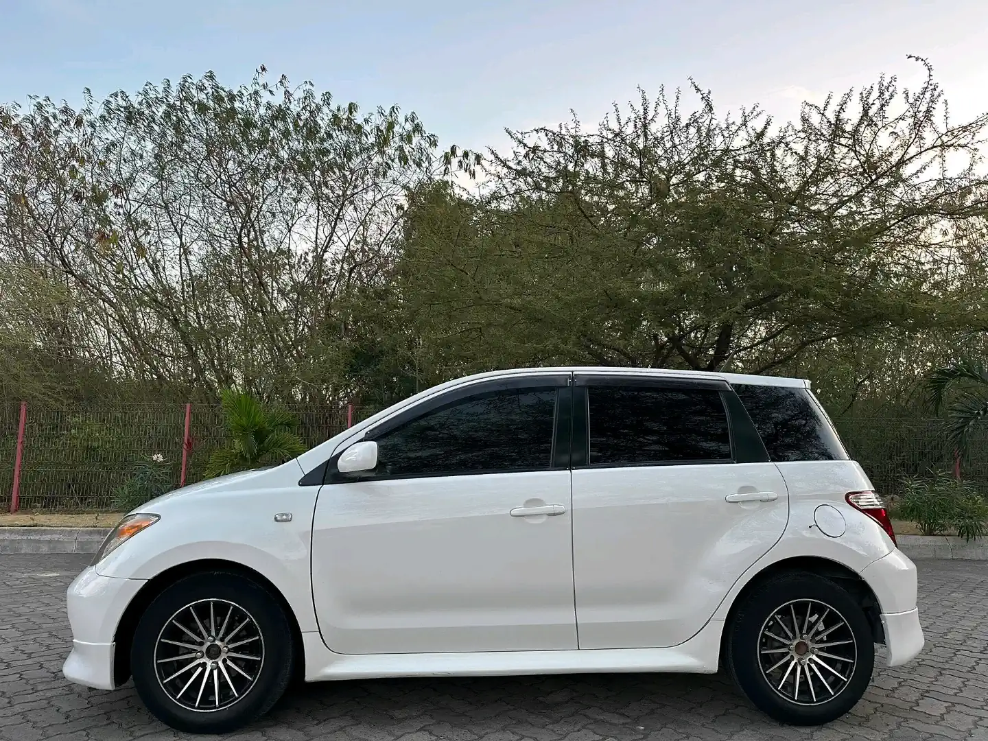 Toyota IST 2006 White Car for Sale (1290cc) thumbnail 4