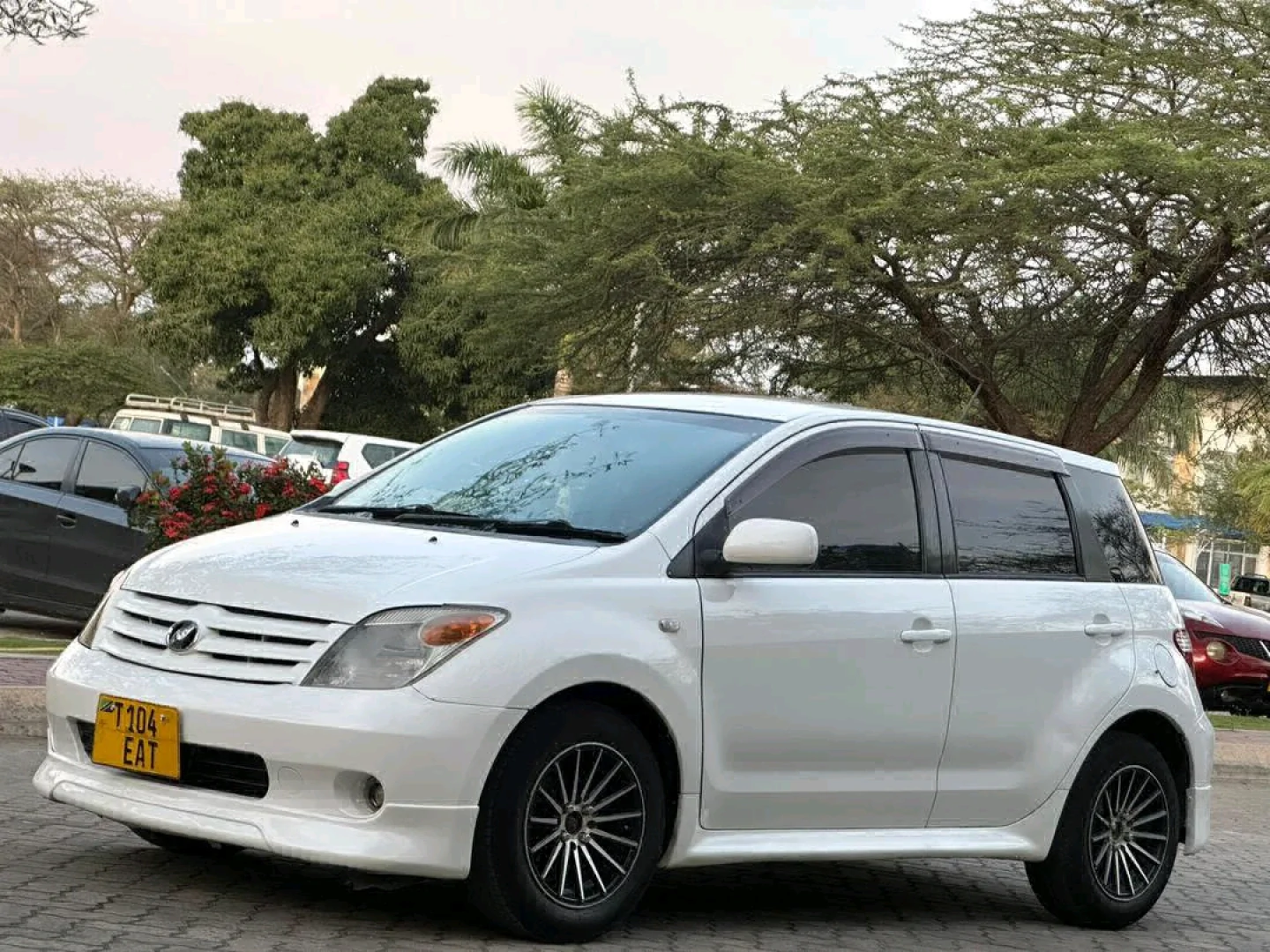 Toyota IST 2006 White Car for Sale (1290cc) thumbnail 5