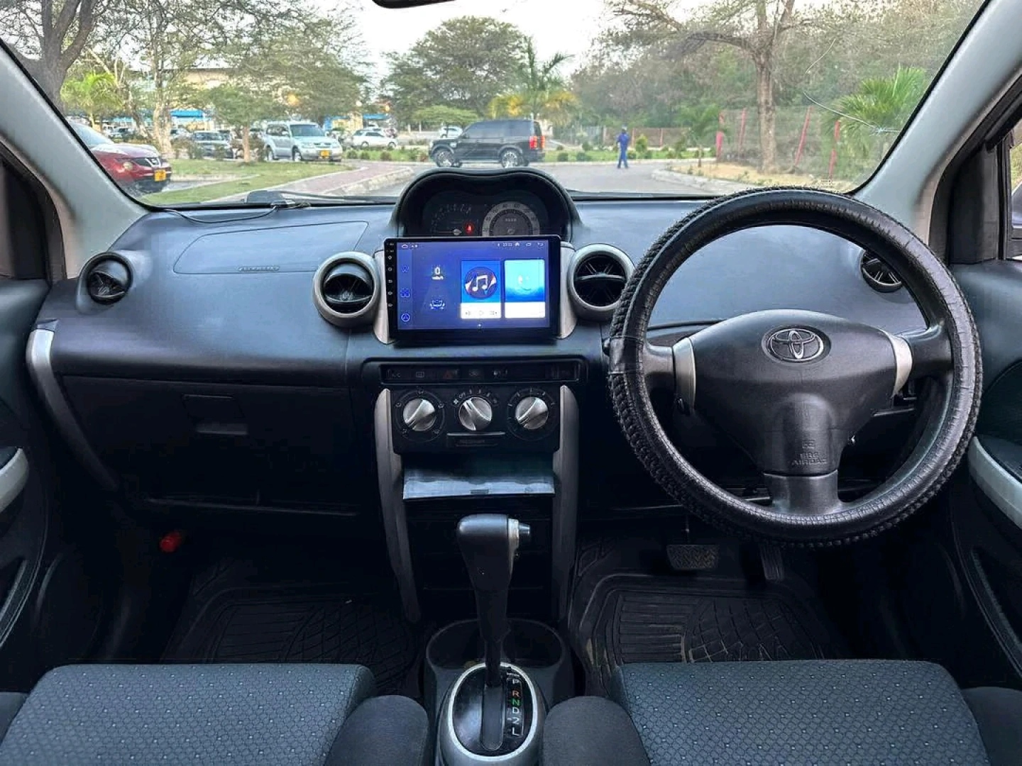 Toyota IST 2006 White Car for Sale (1290cc) thumbnail 7