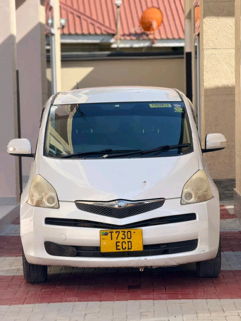 Used White Toyota Ractis