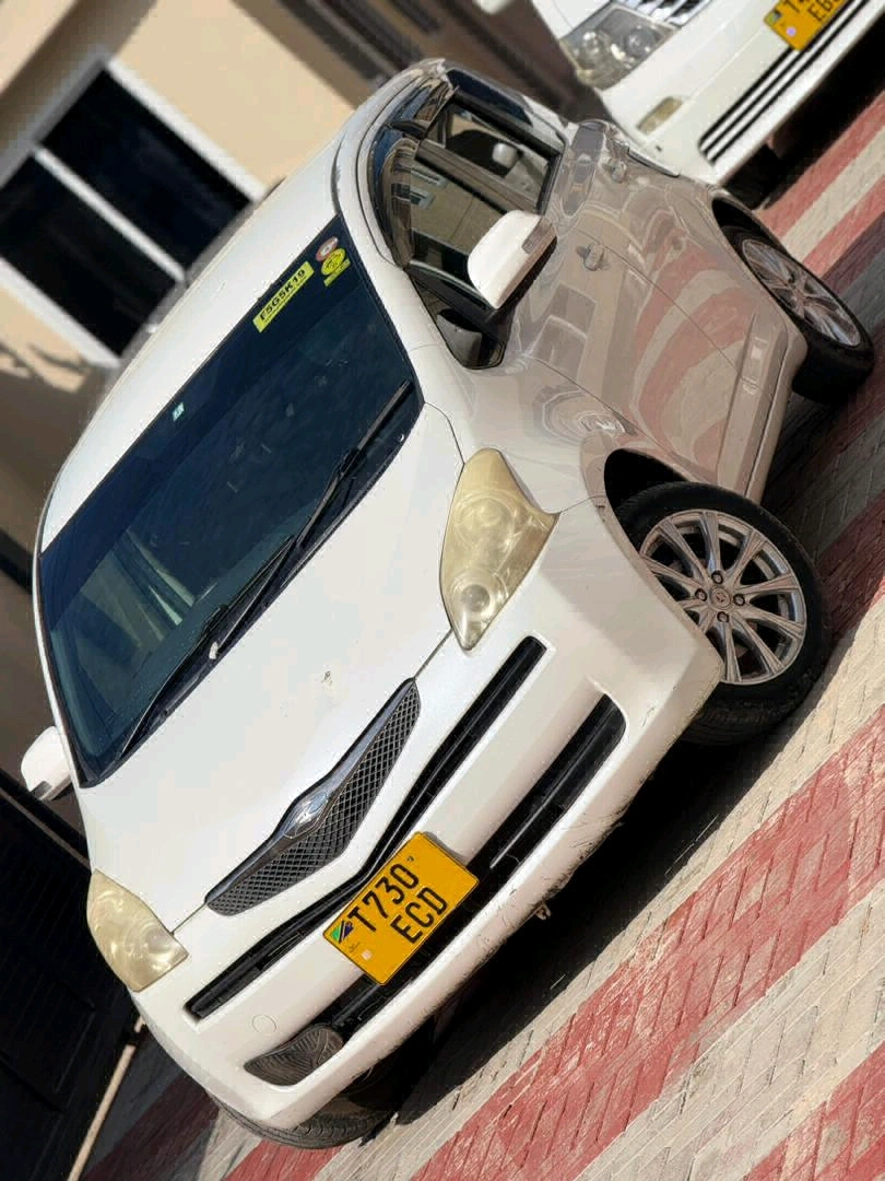 Used White Toyota Ractis thumbnail 2