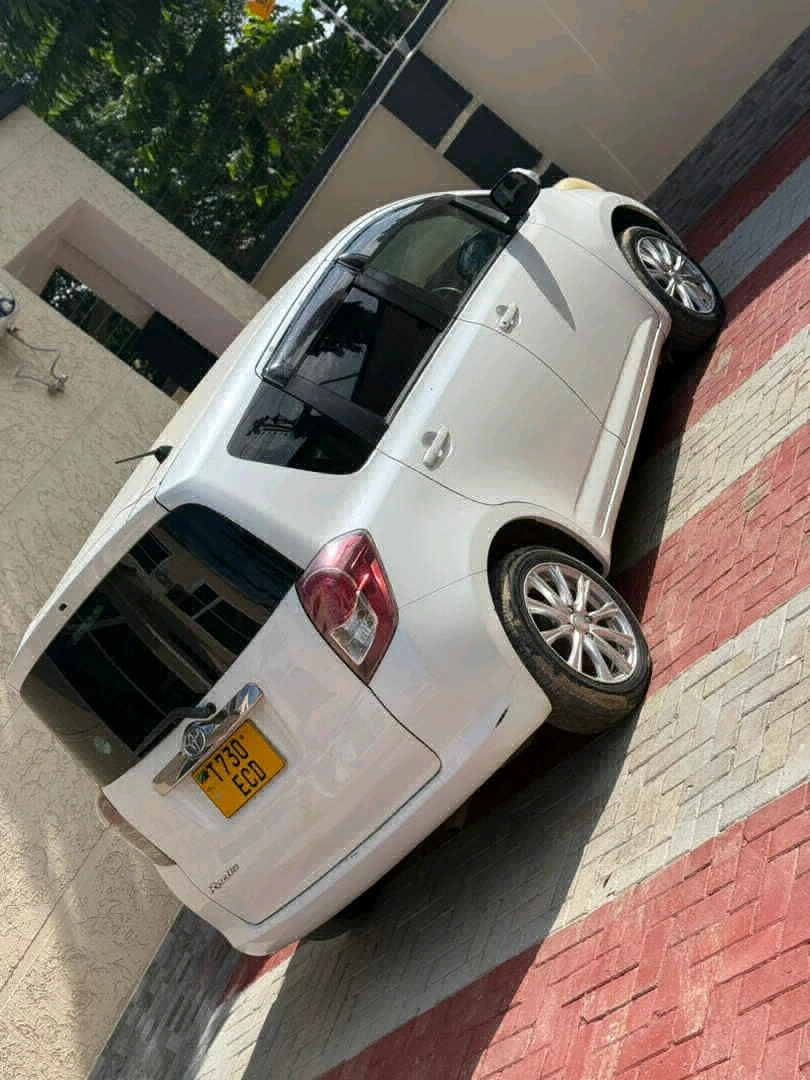 Used White Toyota Ractis thumbnail 4
