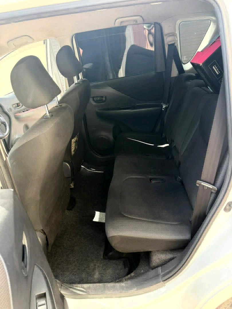 Used White Toyota Ractis thumbnail 8