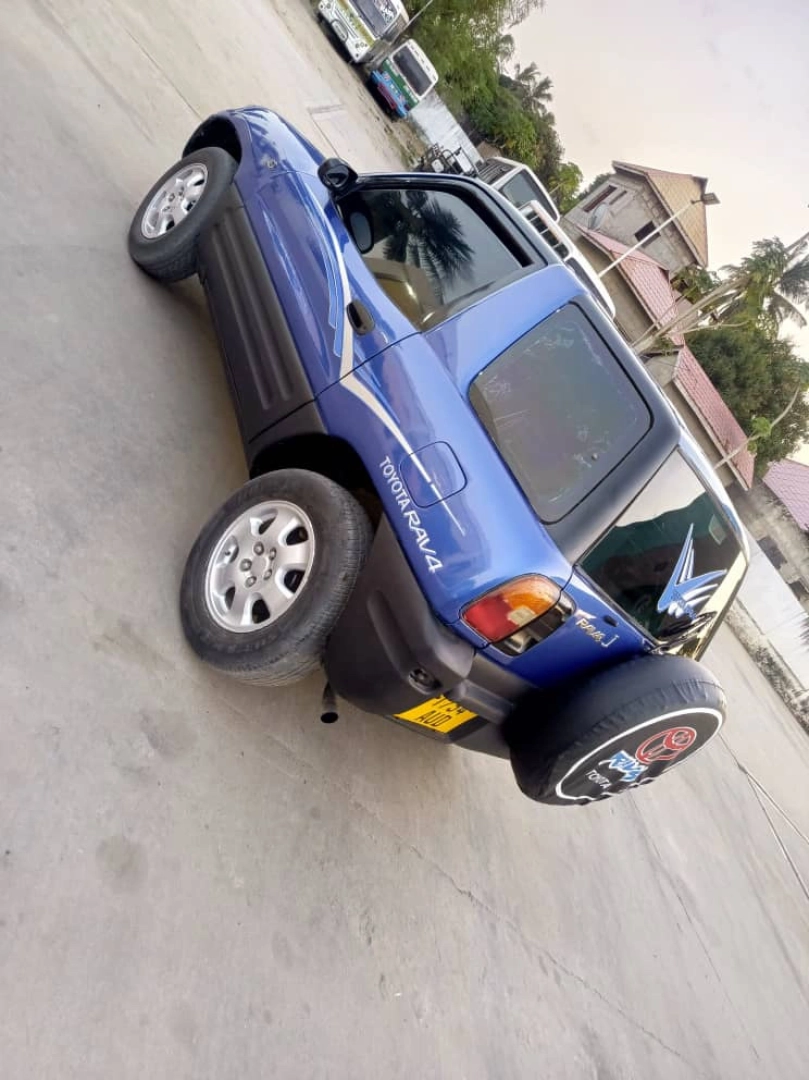 Toyota RAV4 Blue 2-Door (1990cc) thumbnail 4