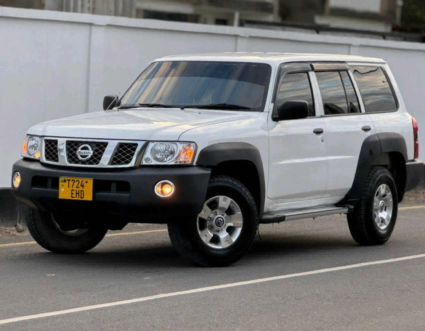 Used White Nissan Patrol SUV TD42 Diesel thumbnail 2