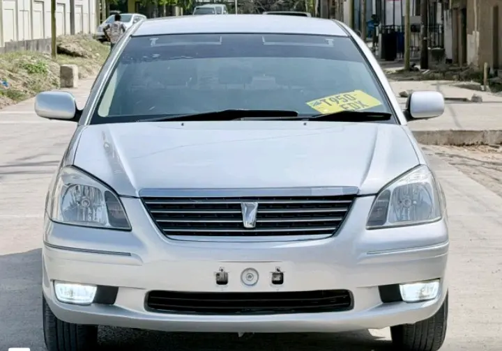 Toyota Premio (Silver)