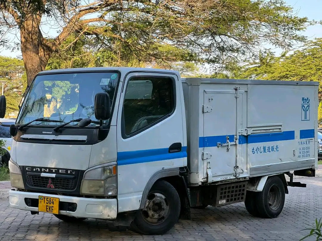 Mitsubishi Canter Refrigerator Truck 2006 thumbnail 2