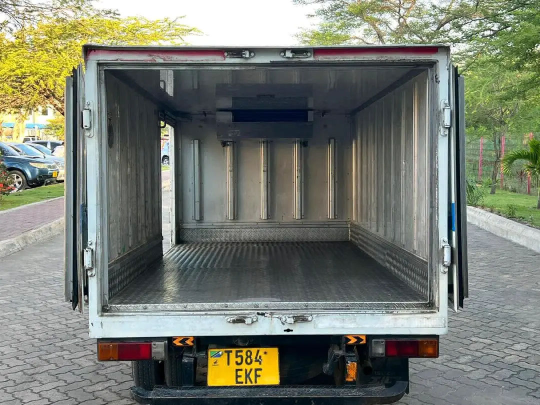 Mitsubishi Canter Refrigerator Truck 2006 thumbnail 7