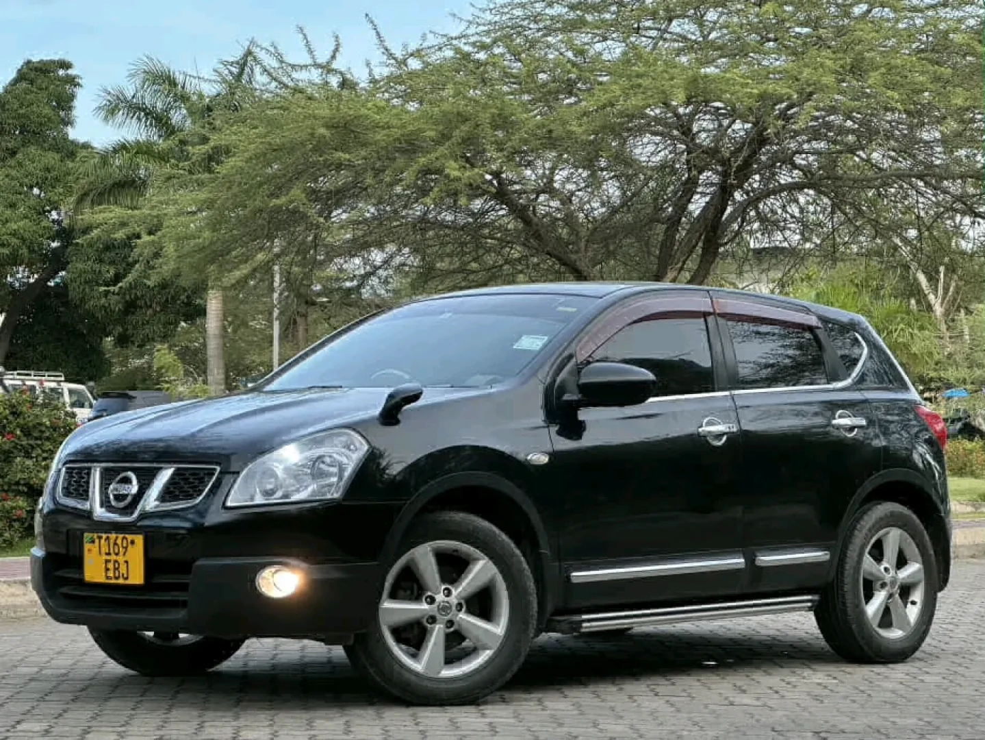 Black Nissan Dualis Qashqai 2011, 1990cc, 88k KM thumbnail 2