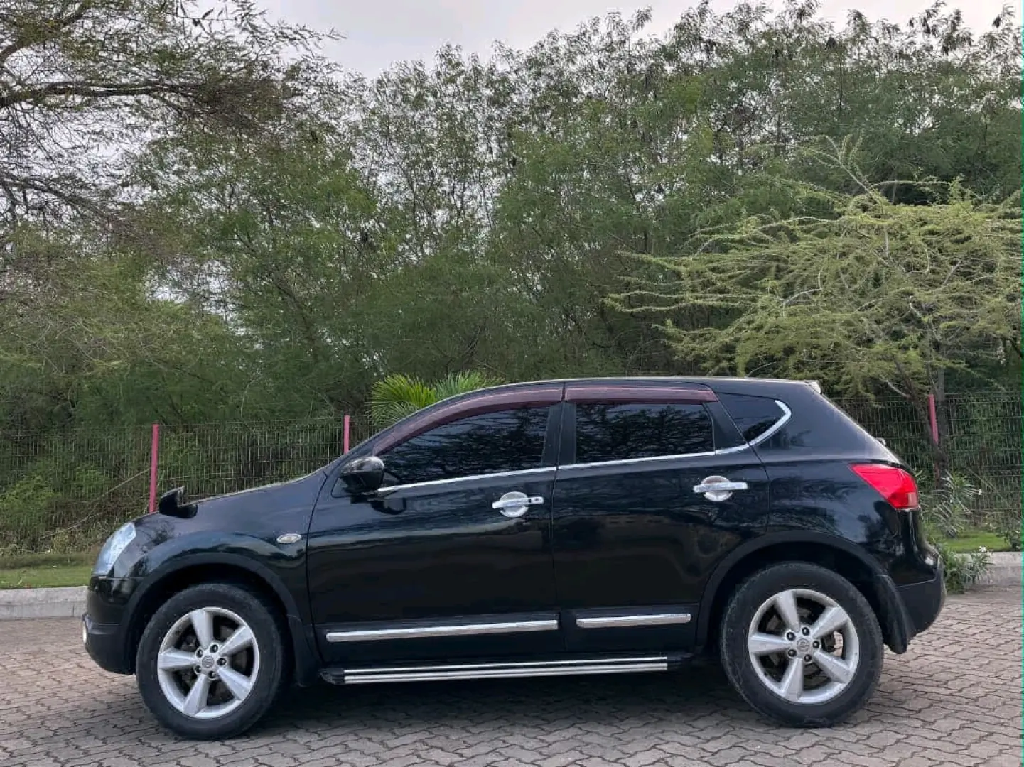 Black Nissan Dualis Qashqai 2011, 1990cc, 88k KM thumbnail 3