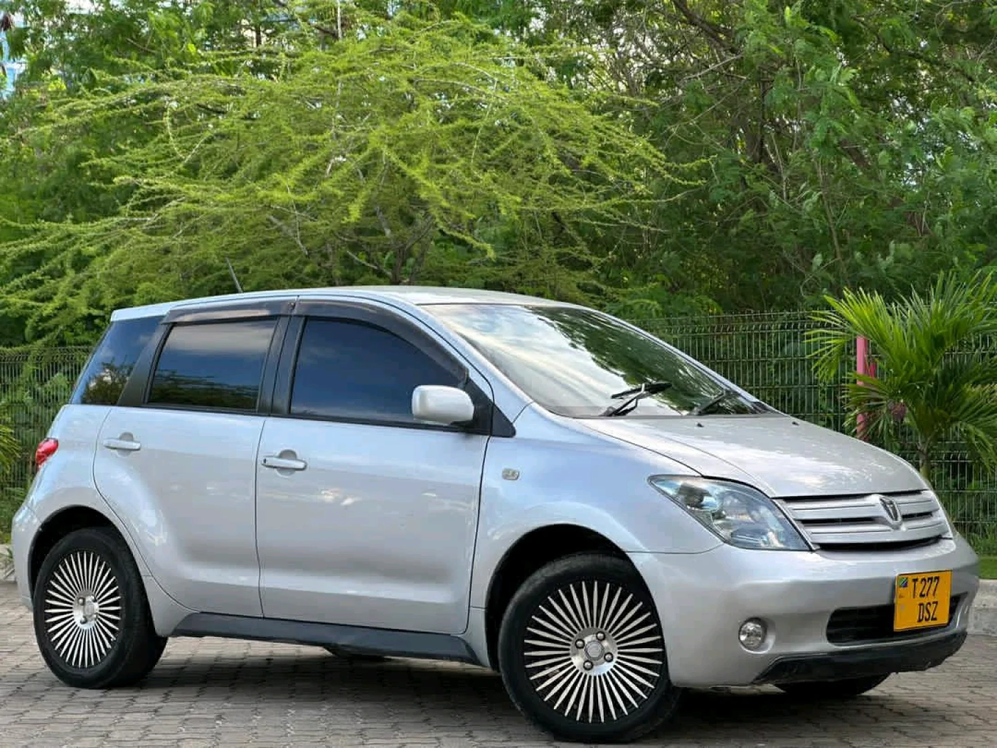 Toyota Ist 2004 Model (Reg DSZ) thumbnail 2