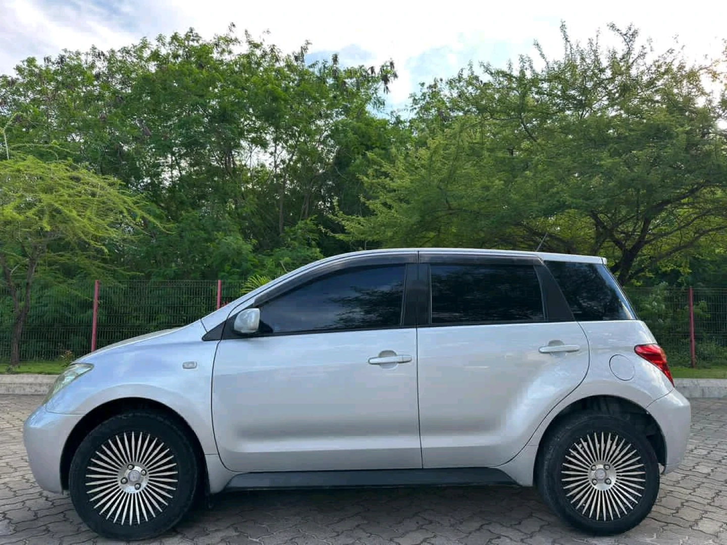 Toyota Ist 2004 Model (Reg DSZ) thumbnail 6