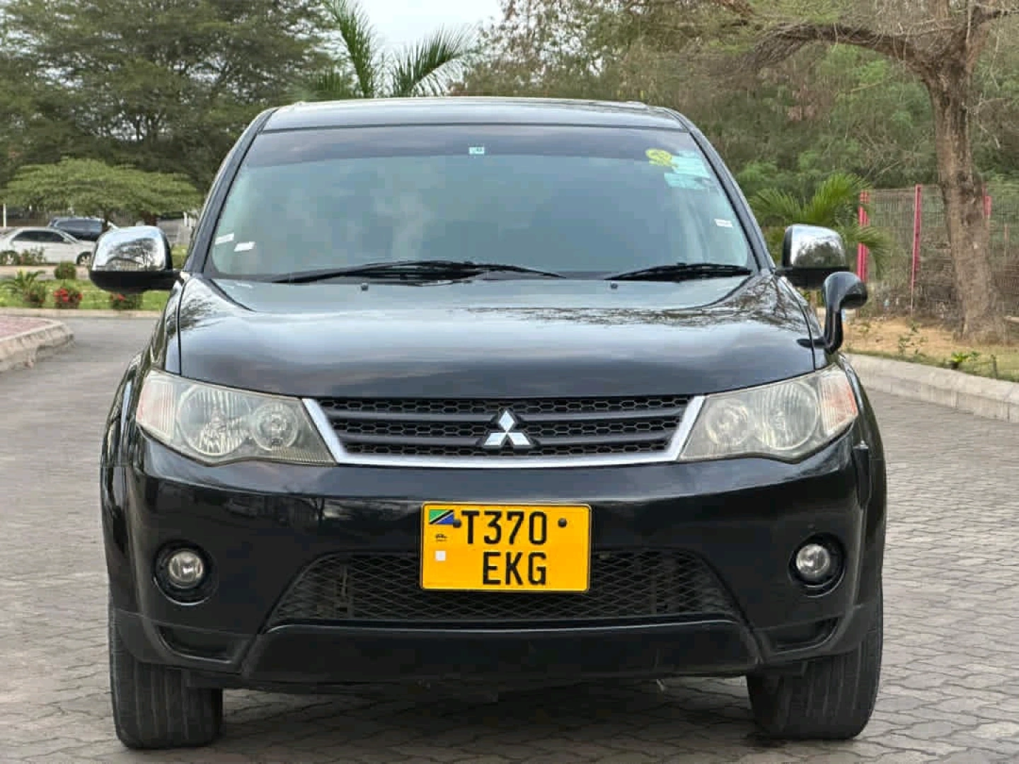 Black Mitsubishi Outlander SUV 2007 (2360cc)