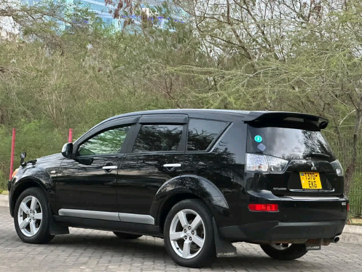 Black Mitsubishi Outlander SUV 2007 (2360cc) thumbnail 2