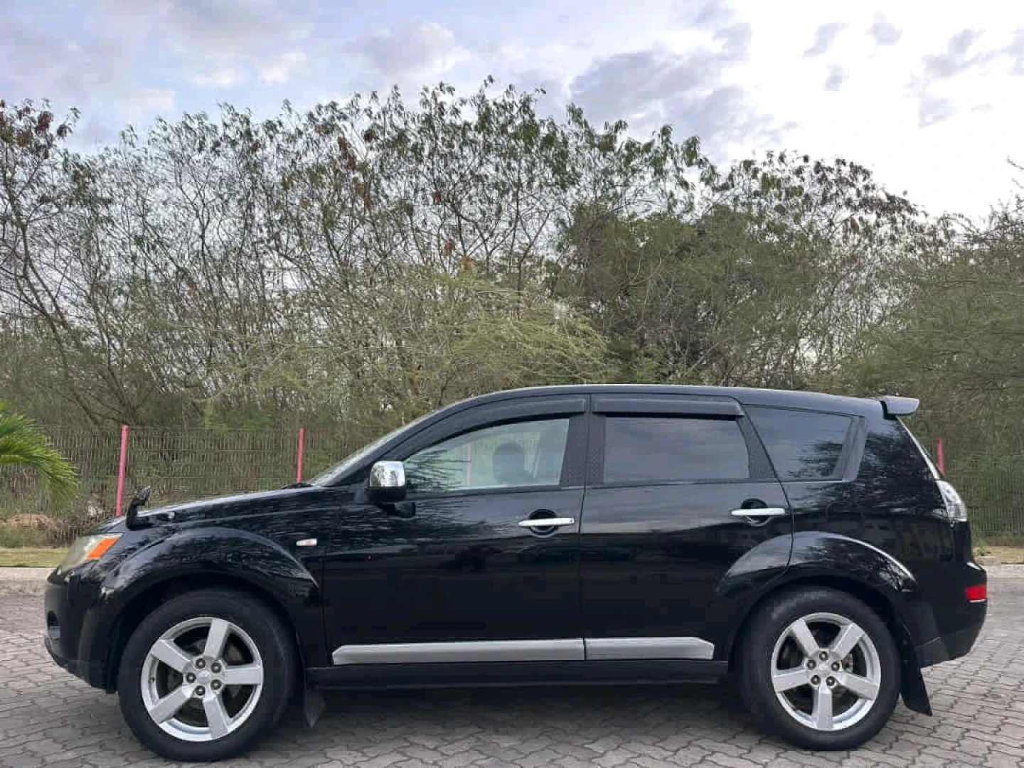 Black Mitsubishi Outlander SUV 2007 (2360cc) thumbnail 4