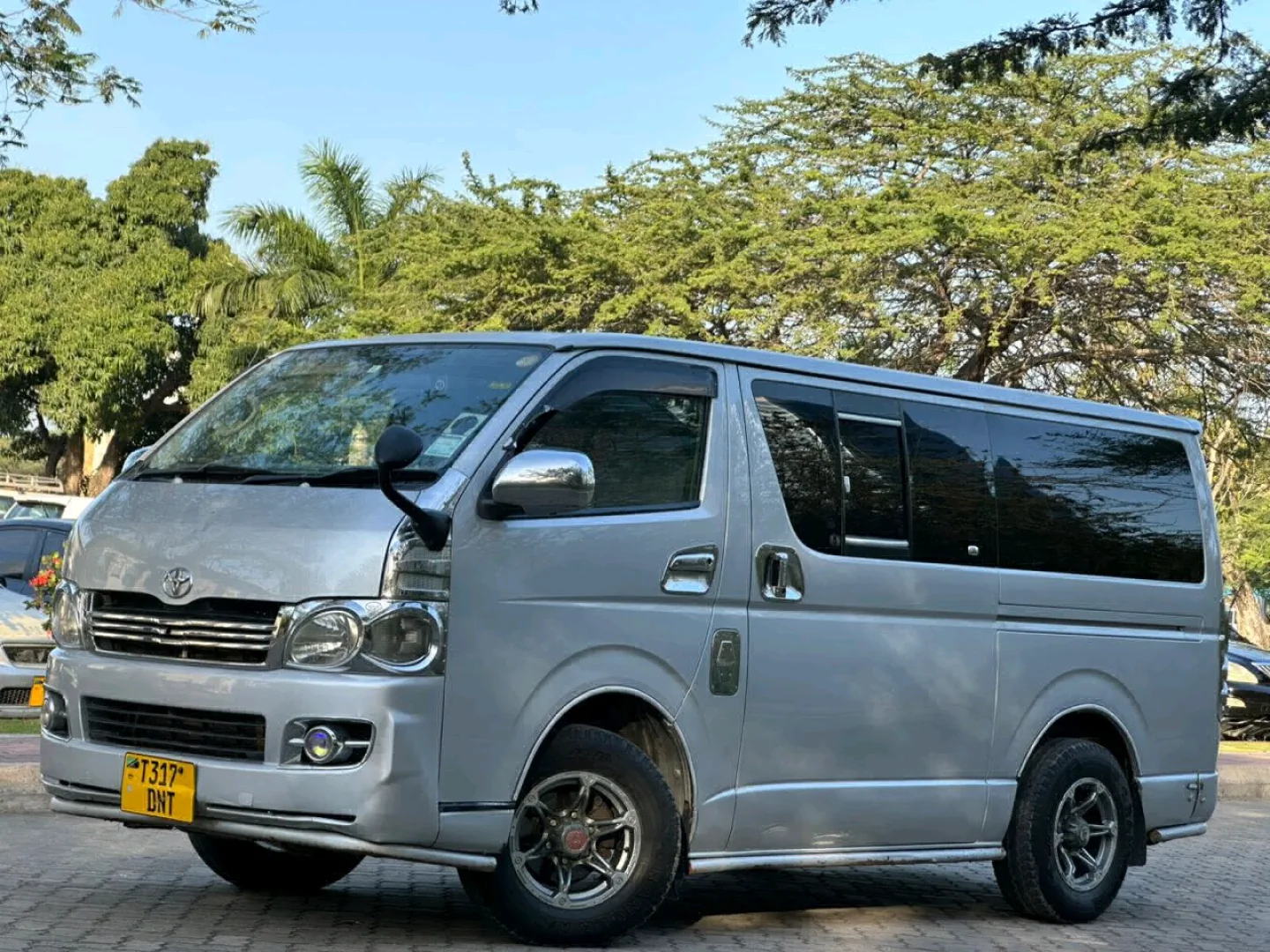 Toyota Hiace Quantum Van 2010 Model (Reg DNT) thumbnail 4