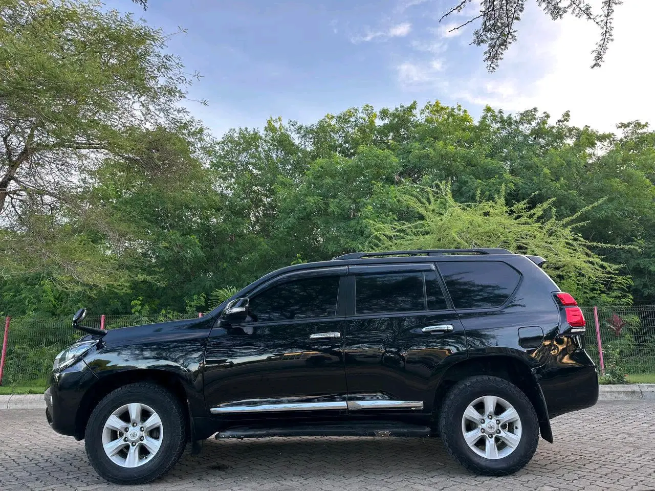 Toyota Land Cruiser Prado 150 (2011) thumbnail 6