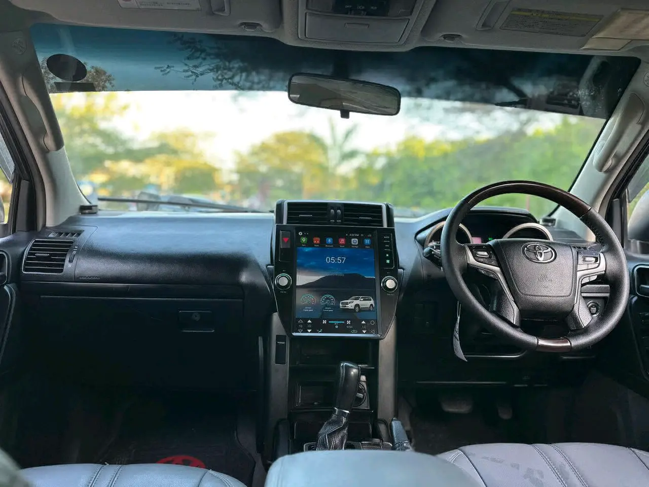 Toyota Land Cruiser Prado 150 (2011) thumbnail 9