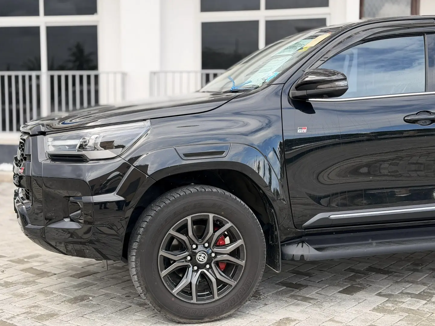 Toyota Hilux GR Sport (2023) thumbnail 2