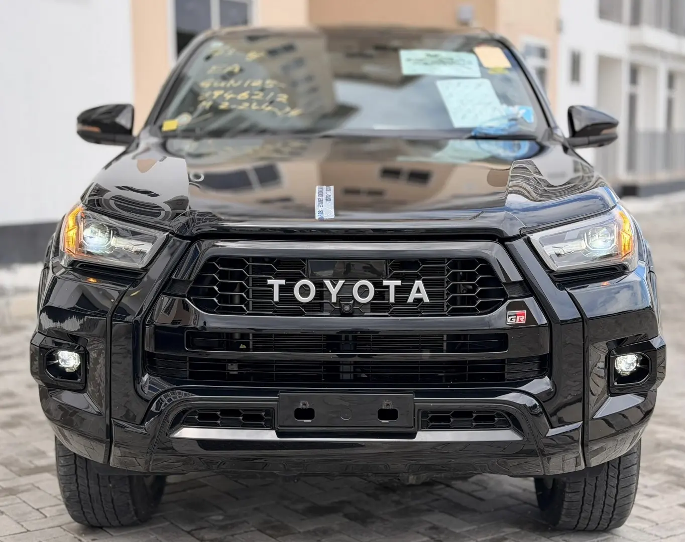 Toyota Hilux GR Sport (2023) thumbnail 4