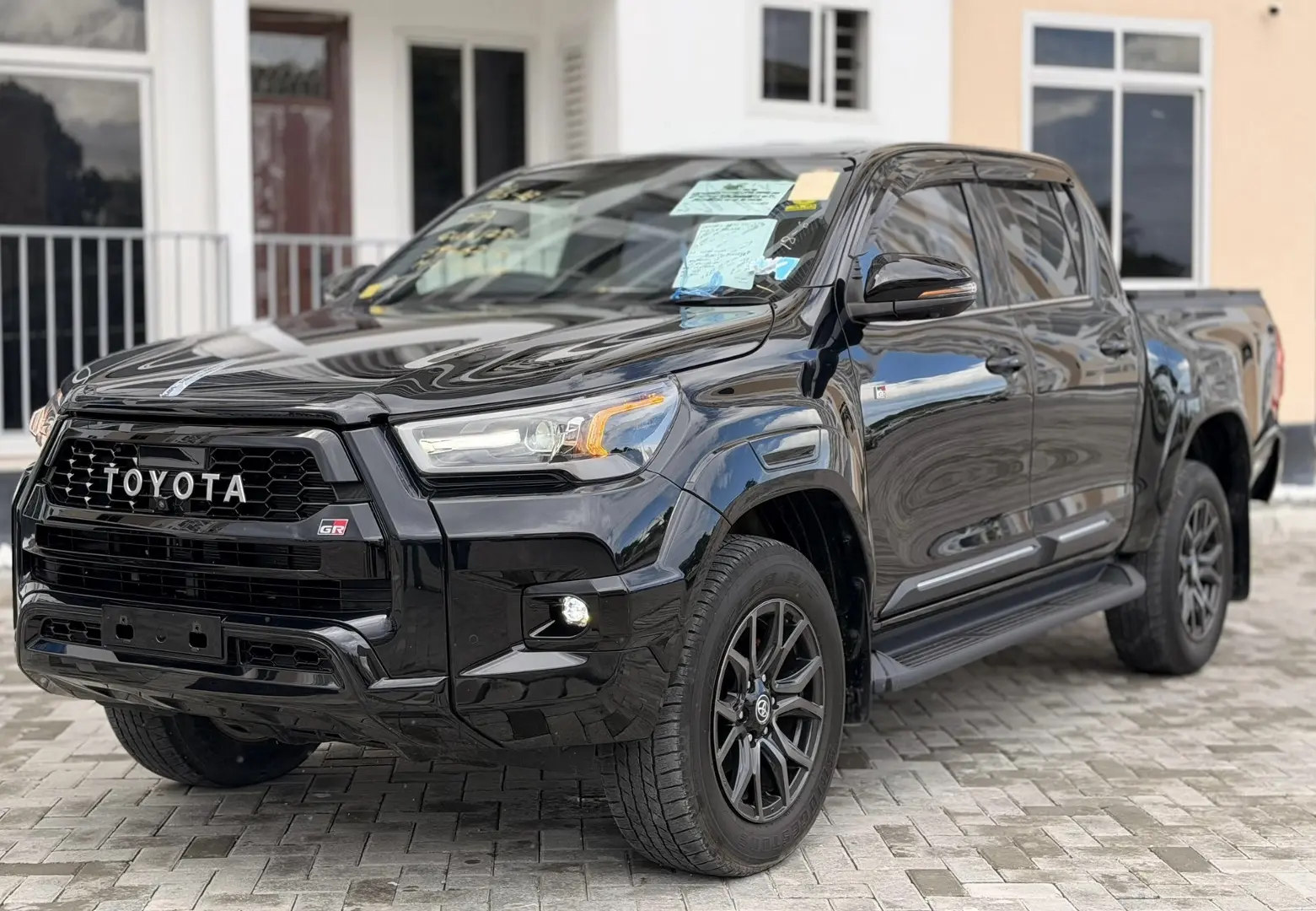 Toyota Hilux GR Sport (2023) thumbnail 5