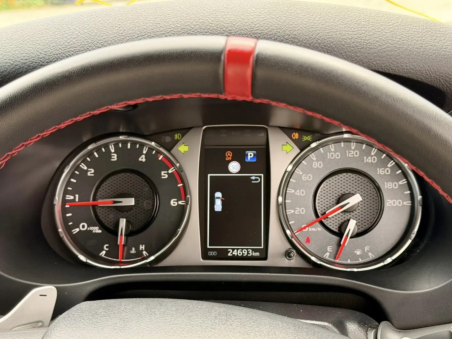 Toyota Hilux GR Sport (2023) thumbnail 6