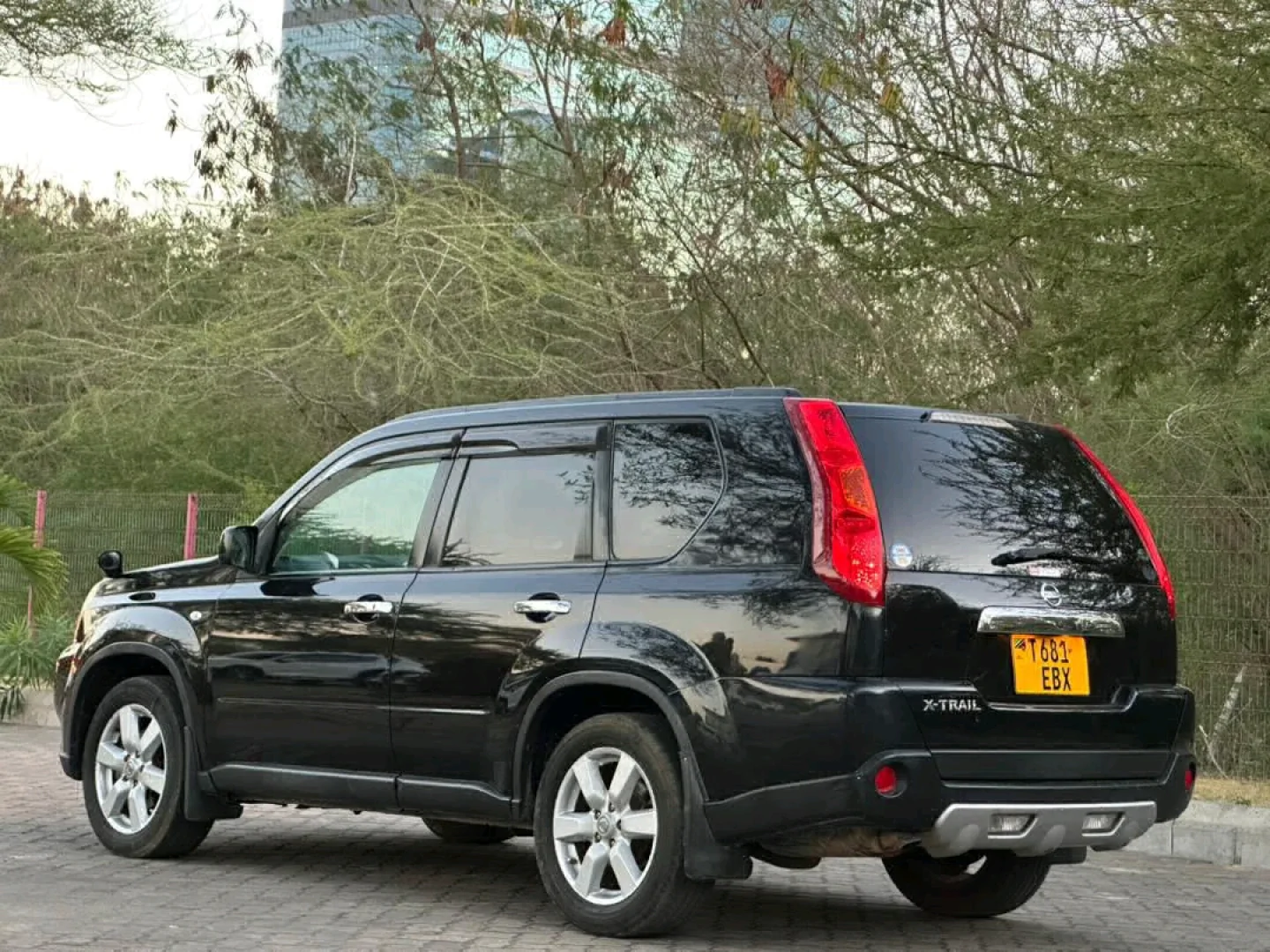 Nissan X-Trail 2010 SUV (Black) thumbnail 5