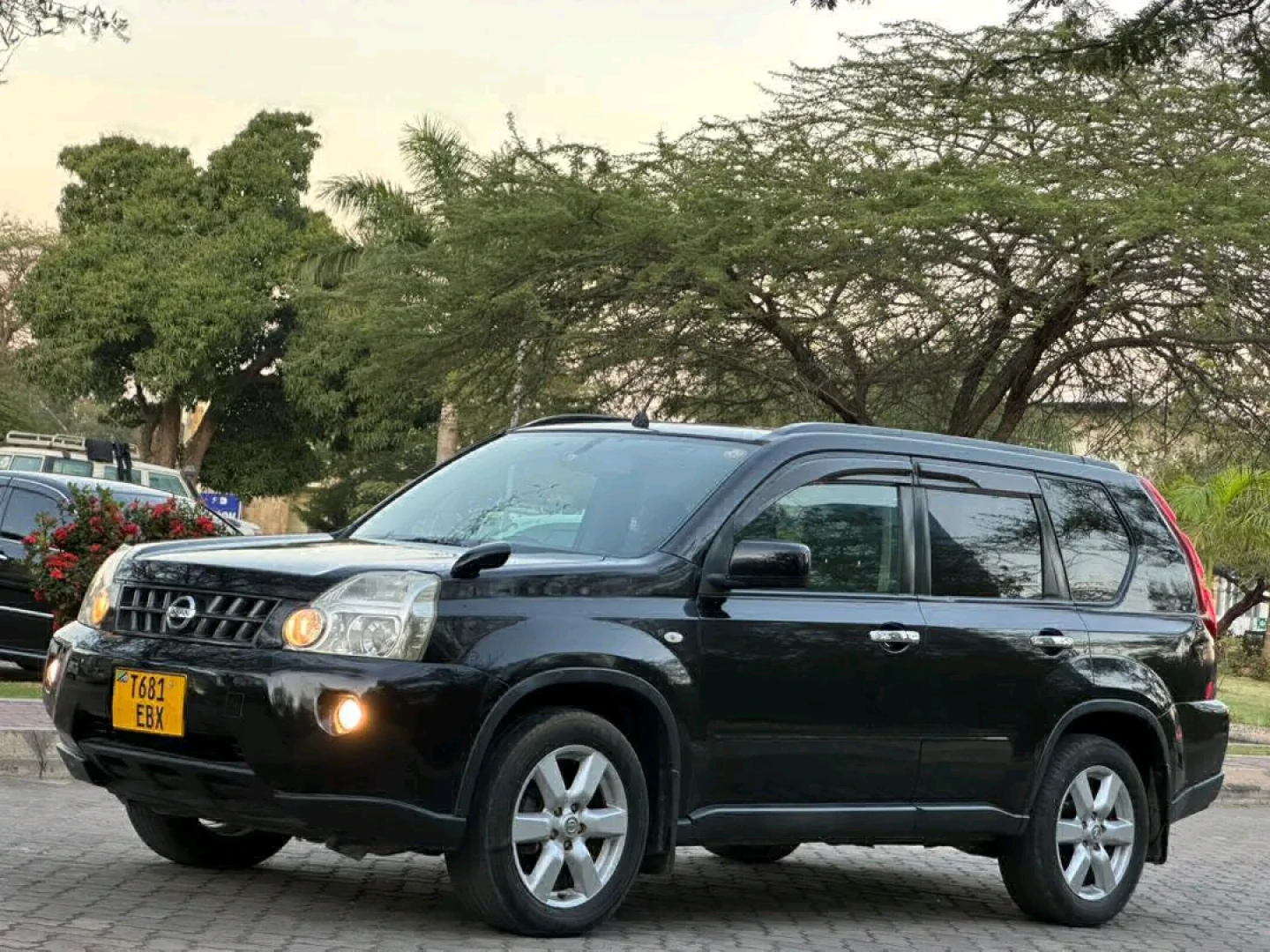 Nissan X-Trail 2010 SUV (Black) thumbnail 6