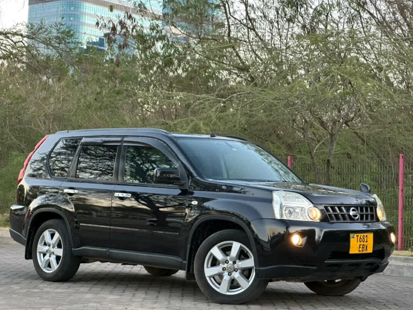 Nissan X-Trail 2010 SUV (Black) thumbnail 8
