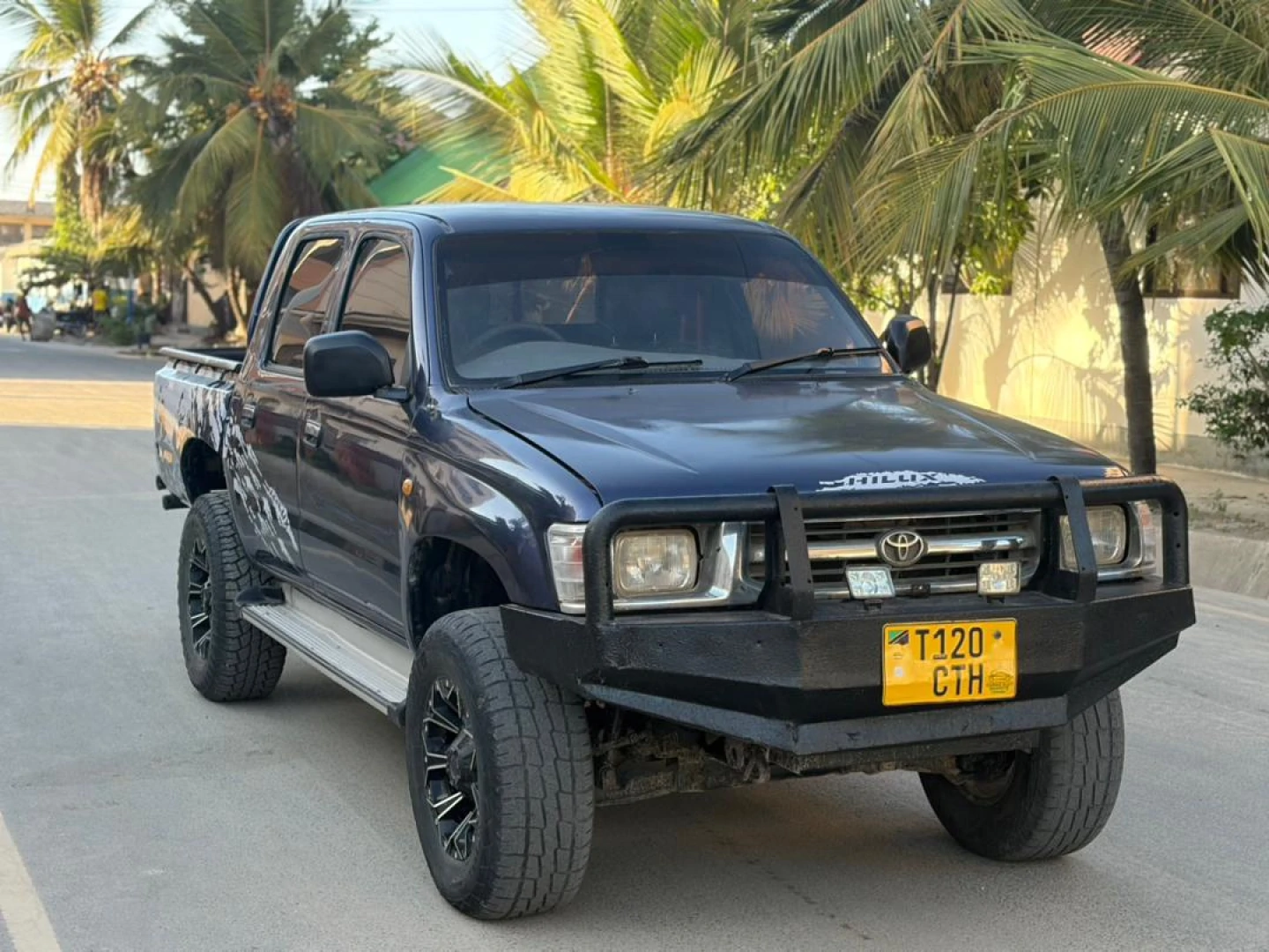 Toyota Hilux Double Cabin 2.8L Manual thumbnail 3