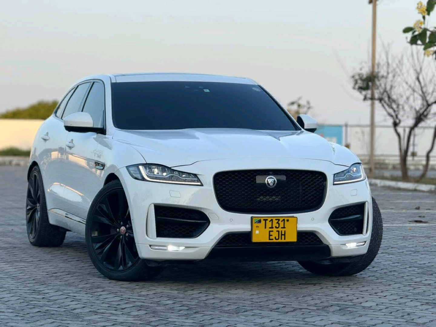 Jaguar F-PACE 2017 Diesel SUV (Low Mileage) thumbnail 2