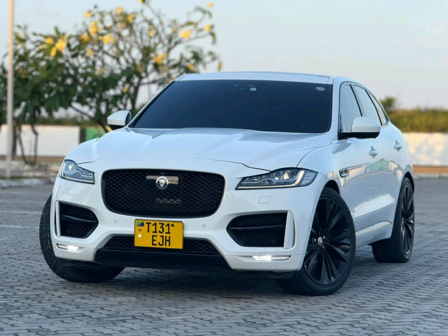 Jaguar F-PACE 2017 Diesel SUV (Low Mileage) thumbnail 3